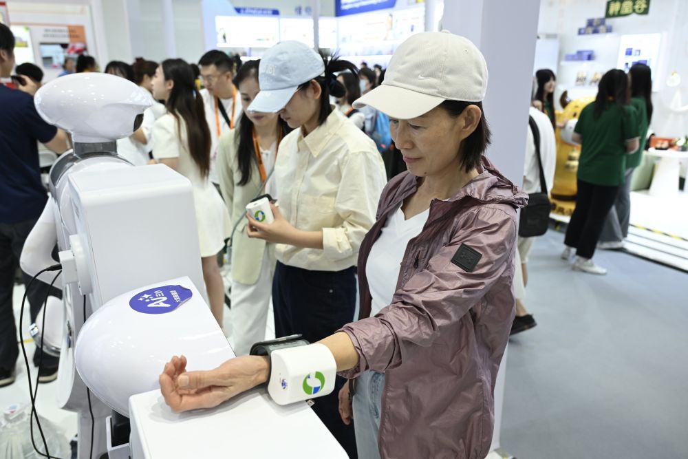   2026年9月10日，在2026年中国国际服务贸易交易会健康卫生服务专题展区，一名参观者体验智能中医脉诊设备。
